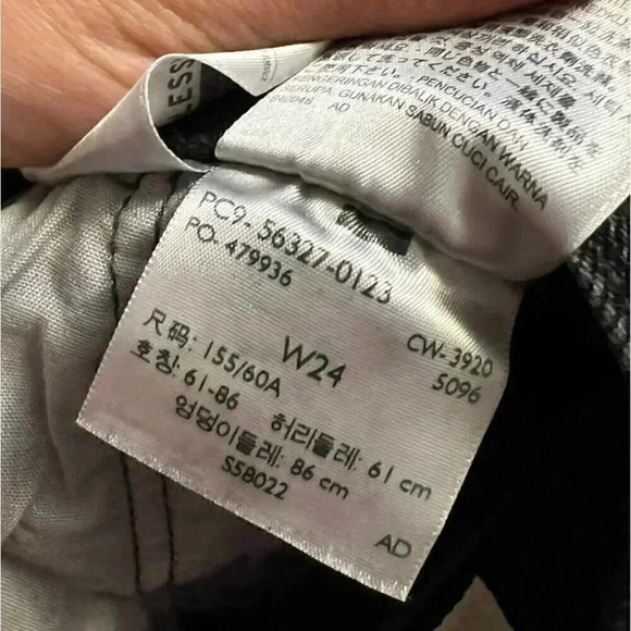 501 DISTRESSED  BLACK LEVIS JEAN SHORTS IN SIZE 24 - Picture 6 of 6